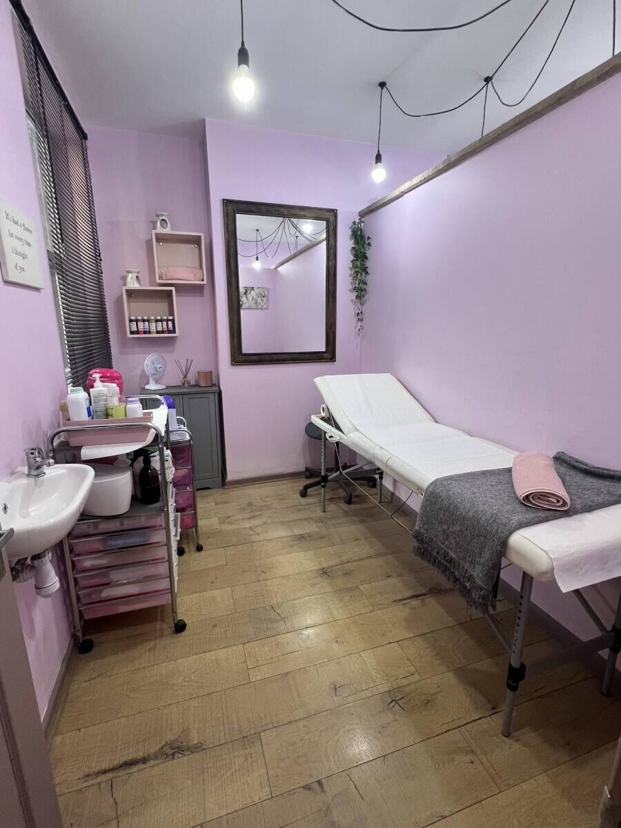 Hair, Beauty and Nail salon Photo 9