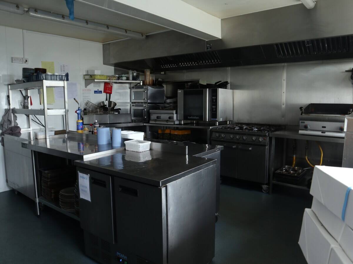 SOMERSET – REFURBISHED AND ESTABLISHED FREE HOUSE IN TOURIST VILLAGE Photo 8