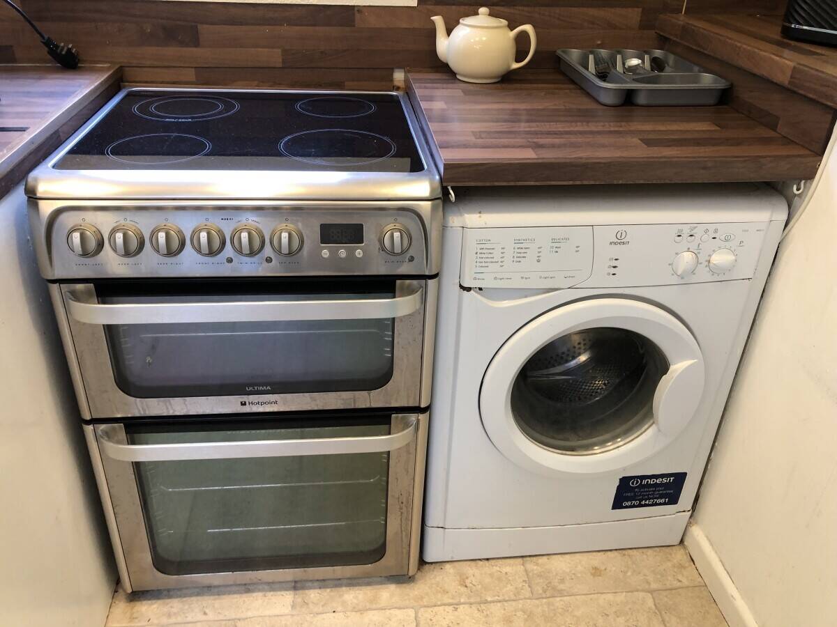 CORNWALL   SHOP  +  SELF CONTAINED FLAT OVER