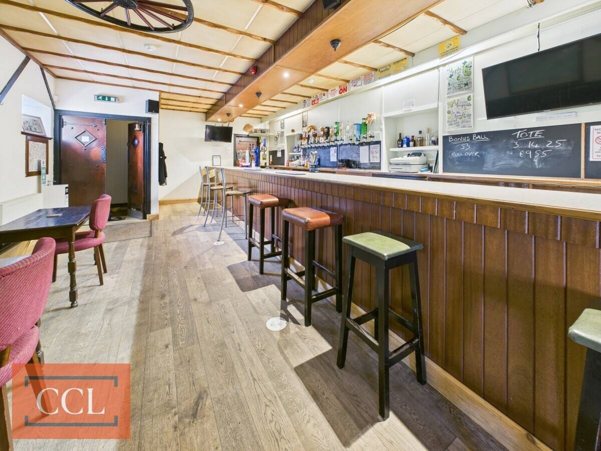 Thriving bar and serviced accommodation business Photo 8