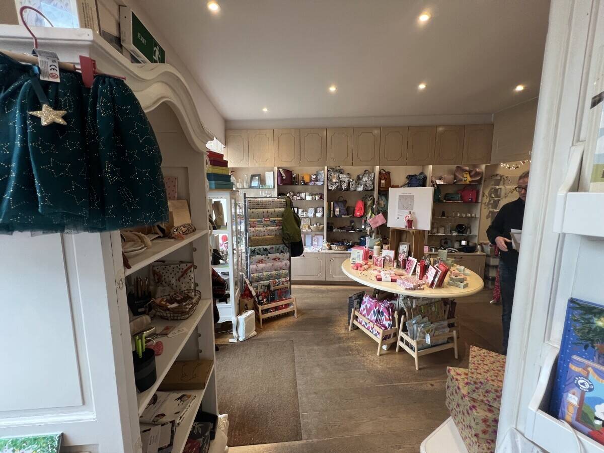 Well Presented Retail Unit Available with Vacant Possession, Kilmacolm (ref 1728)