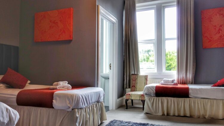 Prominent 28/29 Bedroom 2 Star Hotel with Consent to Extend