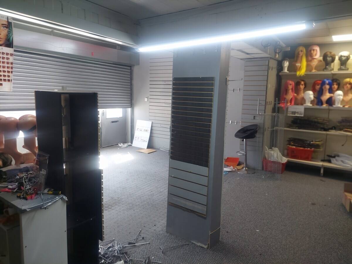 Empty retail shop unit 45 Square for any use (subject to lease agreement  Photo 7