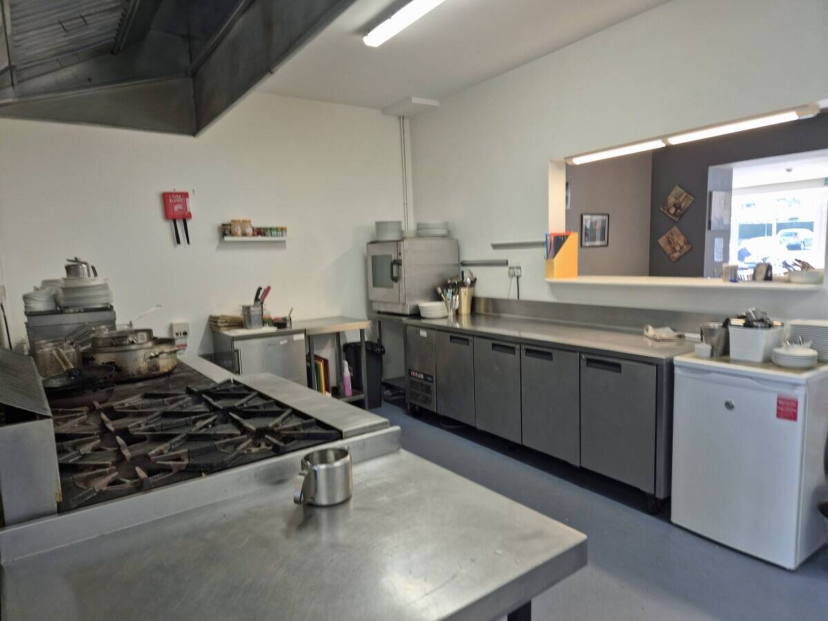 GWYNEDD - ESTABLISHED RESTAURANT, RETAIL UNIT AND THREE BEDROOM HOUSE AT THE FOOT OF YR WYDFFA (SNOW