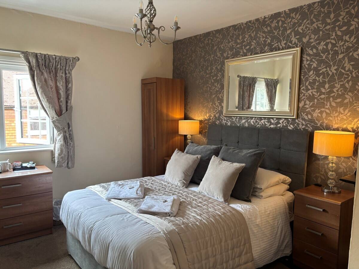 SURREY - PROFITABLE PUB WITH LETTING ROOMS Photo 7