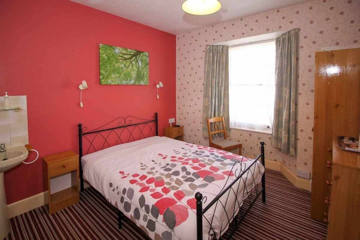 A wonderfully located 6 en-suite bedroom Guest House Photo 8