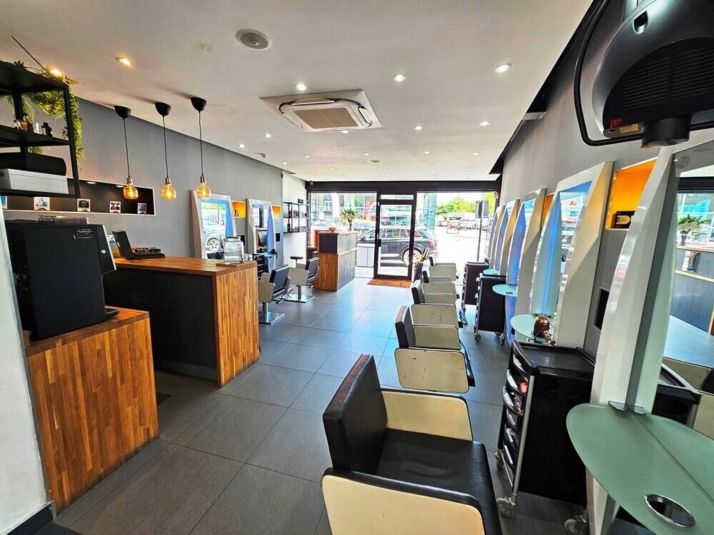 STUNNING 20 YEAR ESTABLISHED HIGH-END HAIR & BEAUTY SALON Photo 8
