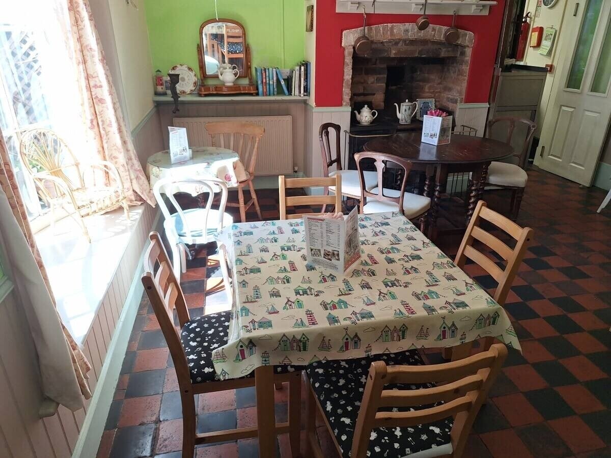 Quintessential cafe/tea room with huge potential