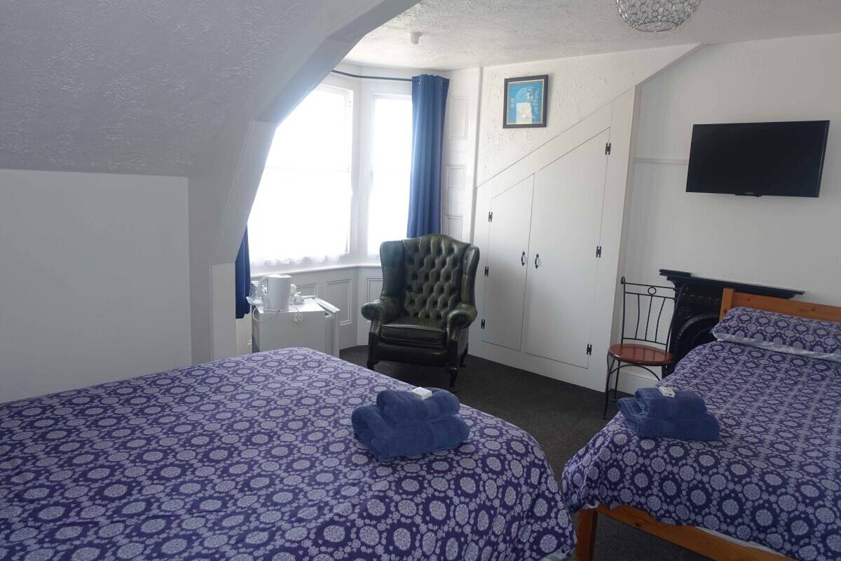 Rare Freehold Weymouth Sea Front Guest House For Sale Photo 8