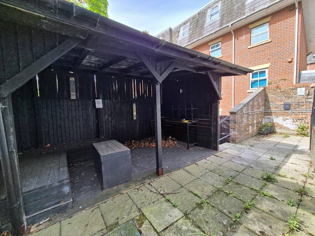 WREXHAM - 19TH CENTURY CITY CENTRE PUBLIC HOUSE Photo 8