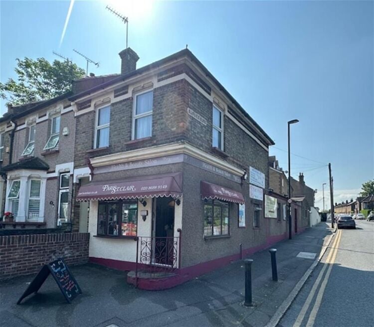 LEASEHOLD HEALTH & BEAUTY SALON Photo 8