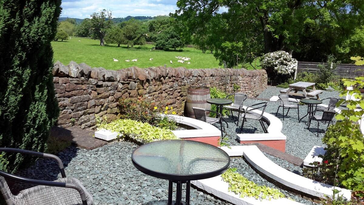 LOWER EDEN VALLEY - TRADITIONAL VILLAGE PUBLIC HOUSE WITH 2 BEDROOM HOLIDAY COTTAGE