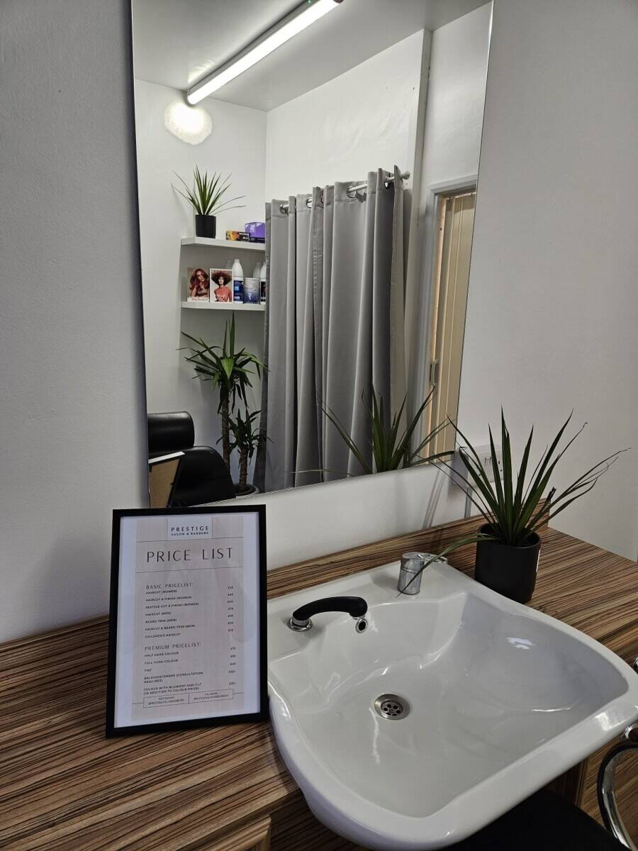 Salon, Barbers, Nails, and Beauty shop for sale in Tunbridge Wells