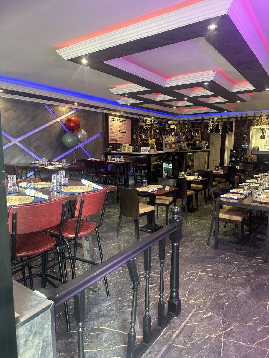 Italian restaurant Pizzeria with  bar
