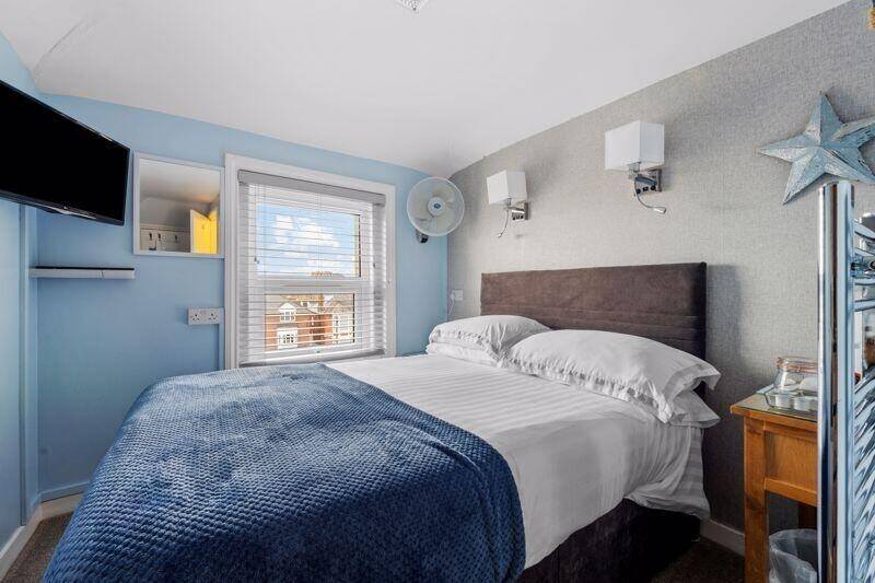 A Rare Freehold Guest House for sale in Weymouth with Car Park! Photo 8