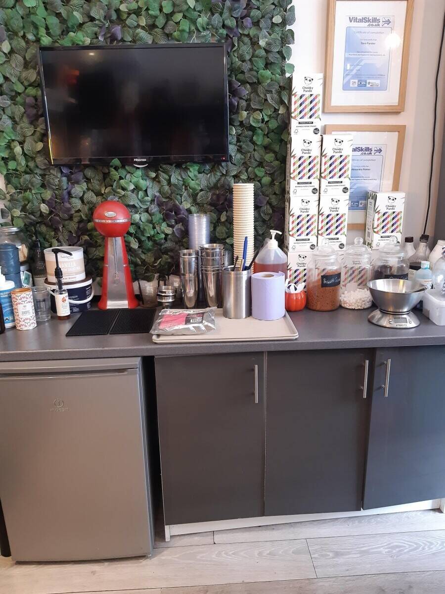 Established Sweet  & Bubble Tea shop in Crowthorne High St - Berkshire