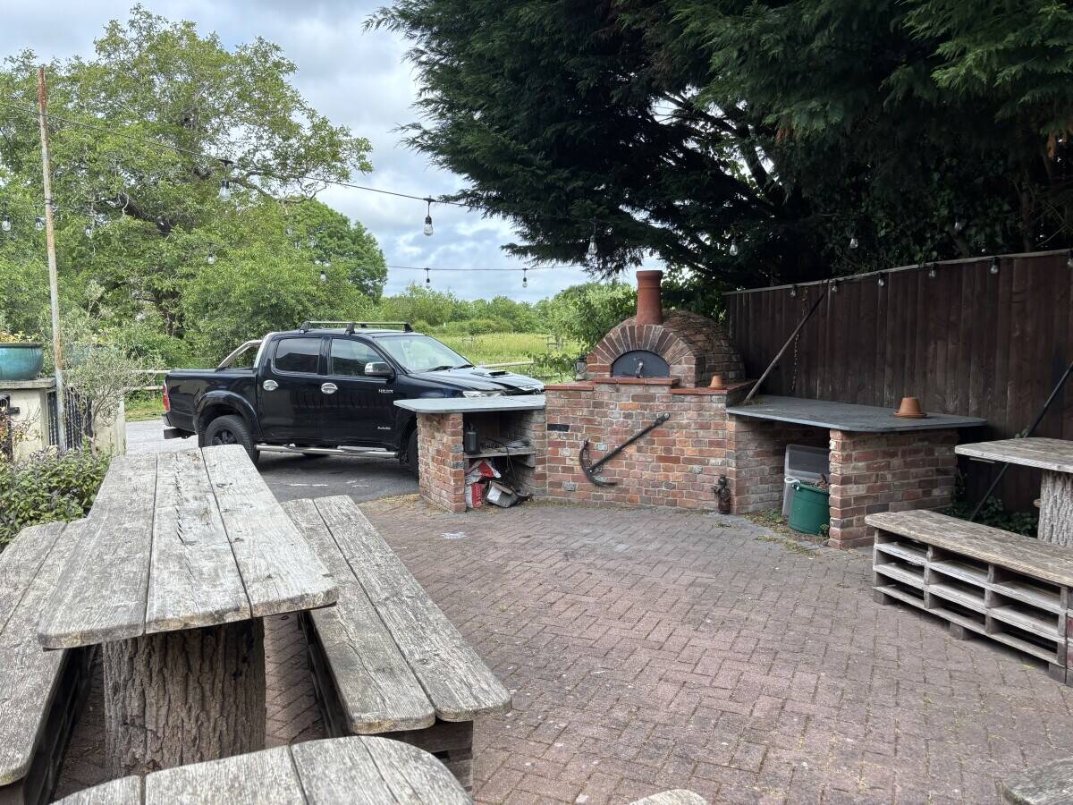 DORSET – WELL-APPOINTED AND CHARMING COUNTRY FREEHOUSE Photo 8