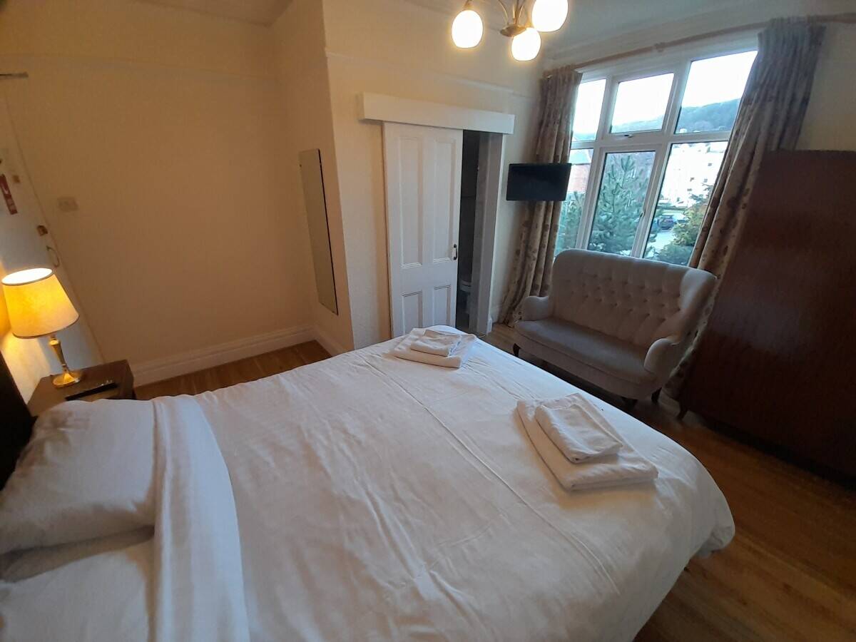 CONWY - DETACHED SIX BEDROOM GUEST HOUSE IN THE SEASIDE TOWN OF LLANDUDNO