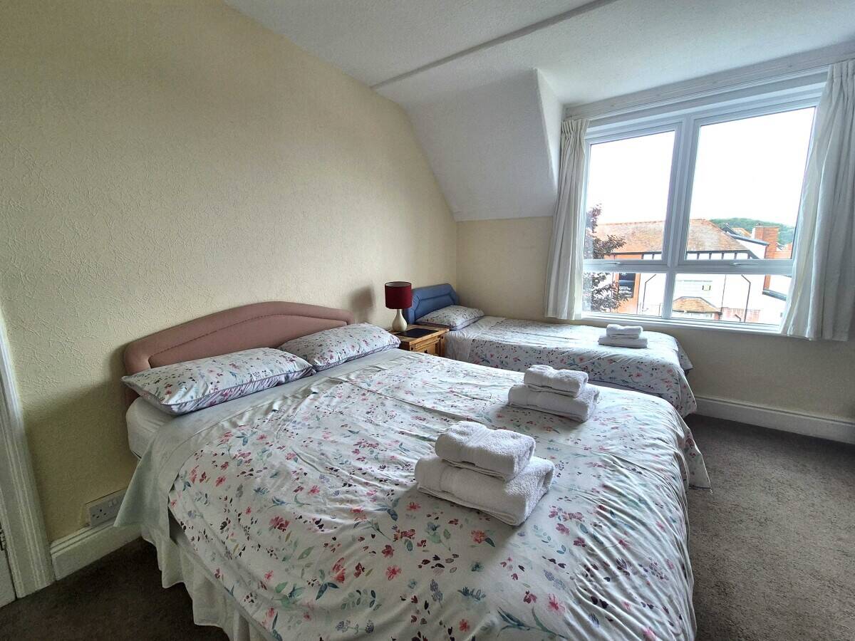 CONWY - 14 BEDROOM HOTEL IN THE SEASIDE RESORT OF COLWYN BAY Photo 8
