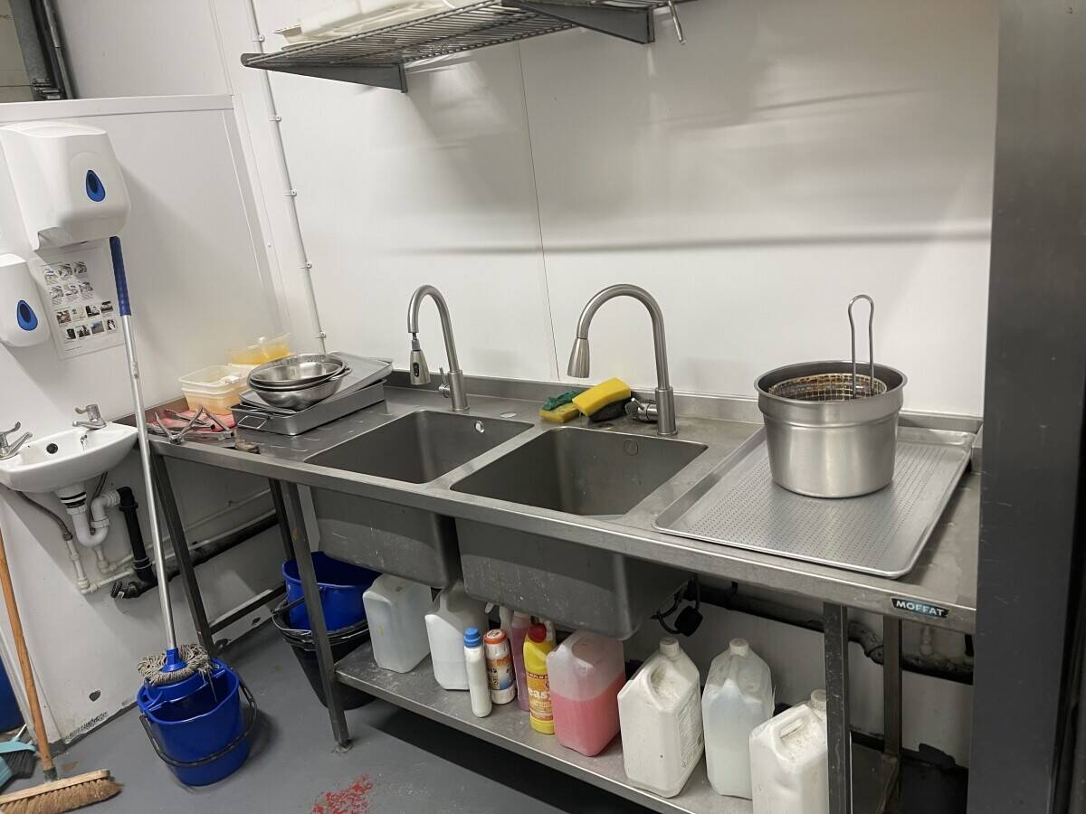 Excellent location dark kitchens for sale - VERY SPACIOUS
