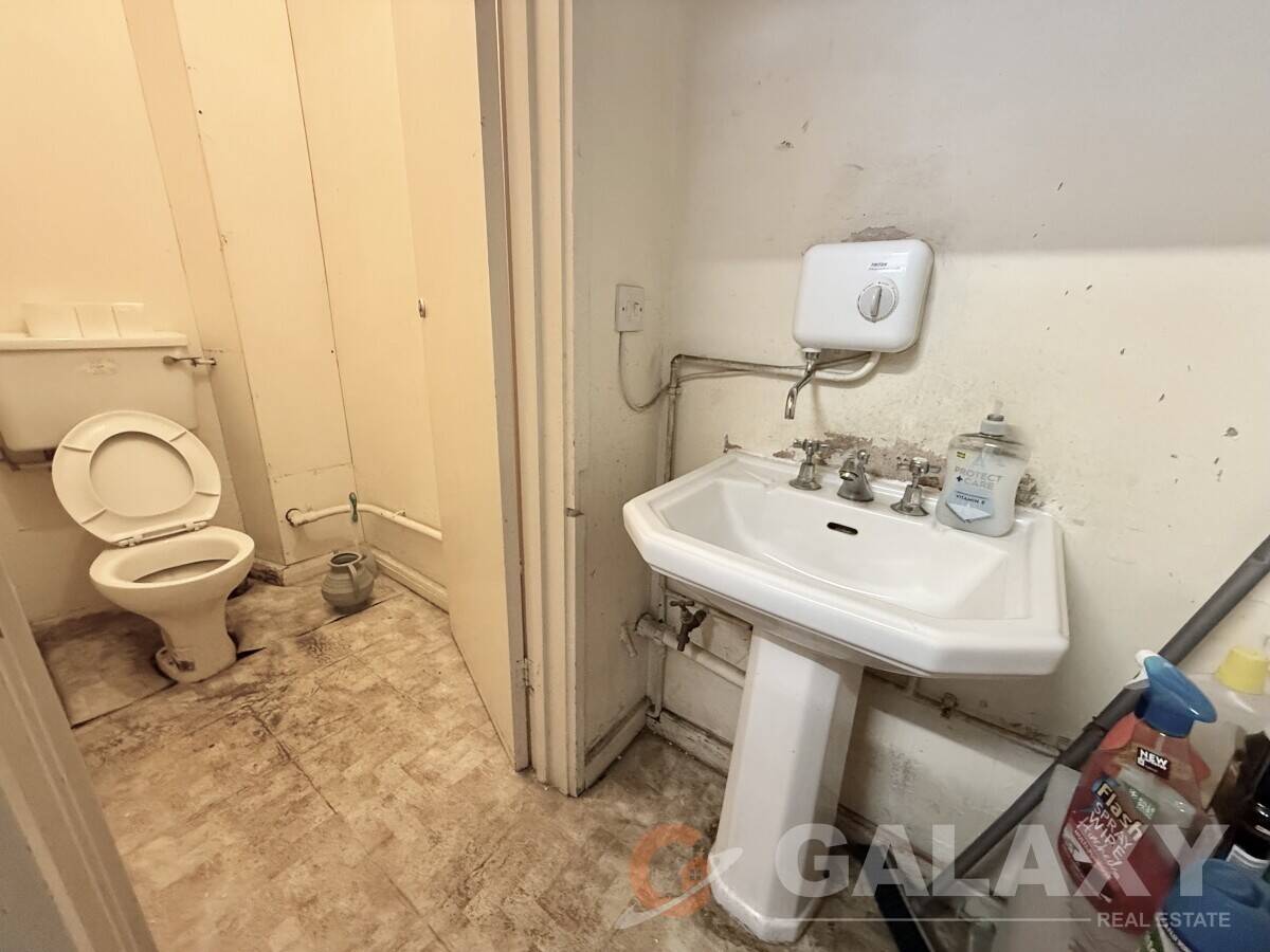 Vape, Mobile Phone & Repair Shop in High Street for Sale in Berkshire Photo 8