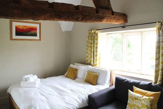 GLOUCESTERSHIRE -AWARD WINNING PUB IN EDGE OF COTSWOLD TOWN Photo 8
