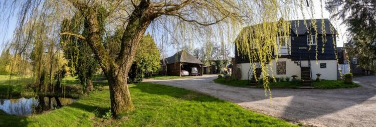 Established Bridal Boutique - Kingsclere Photo 8