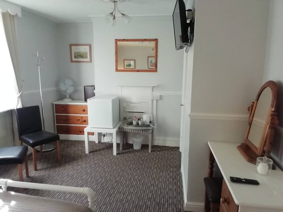 Immaculate Sea View Guest with Pretty Garden Photo 8