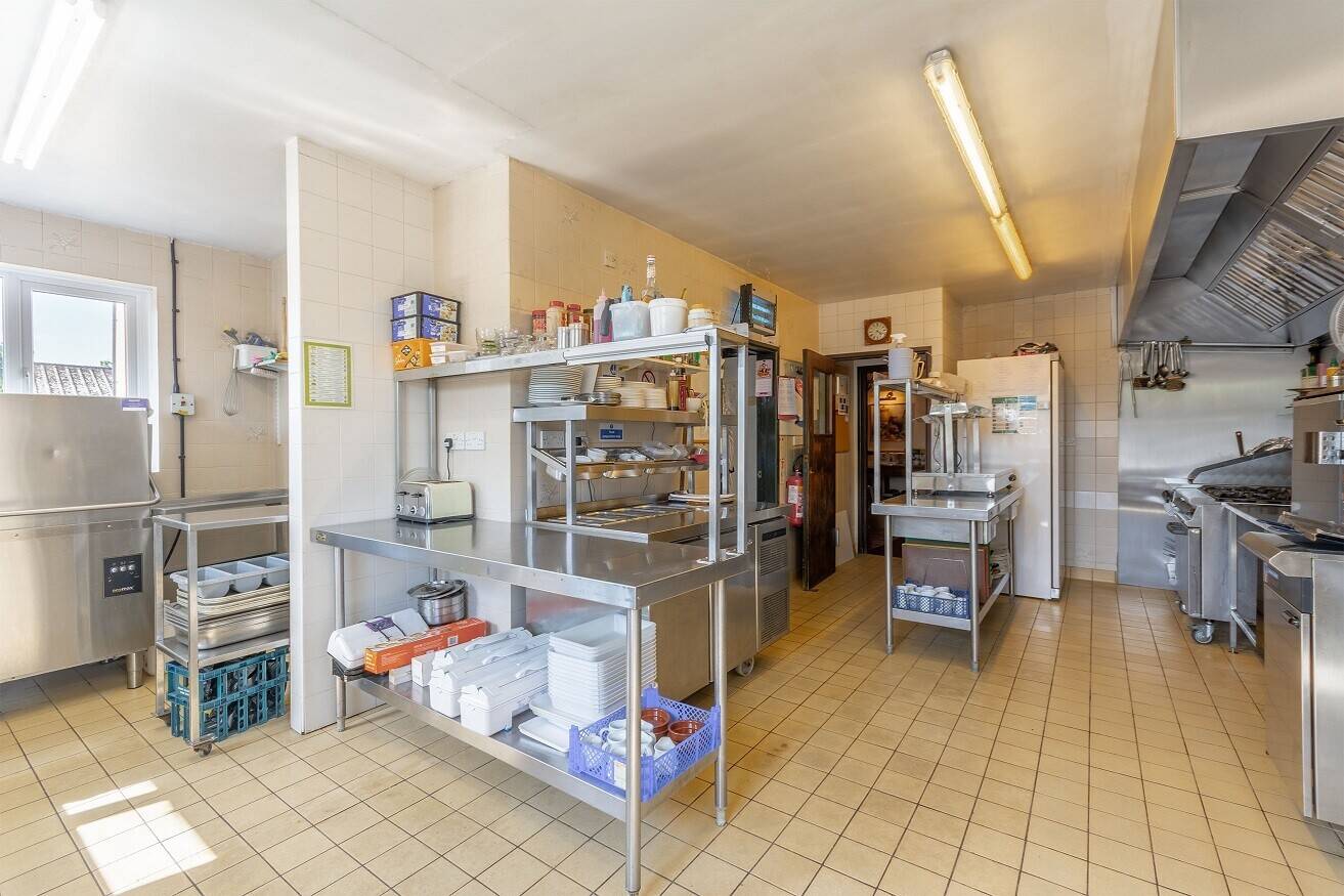 Detached Character Devon Country Pub Set In 0.5 Of An Acre With 4 Bedroom Accommodation