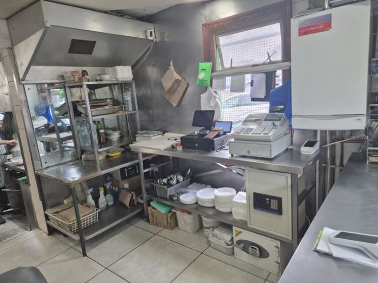Spice Up Your Future with This Thriving Restaurant in Slough!