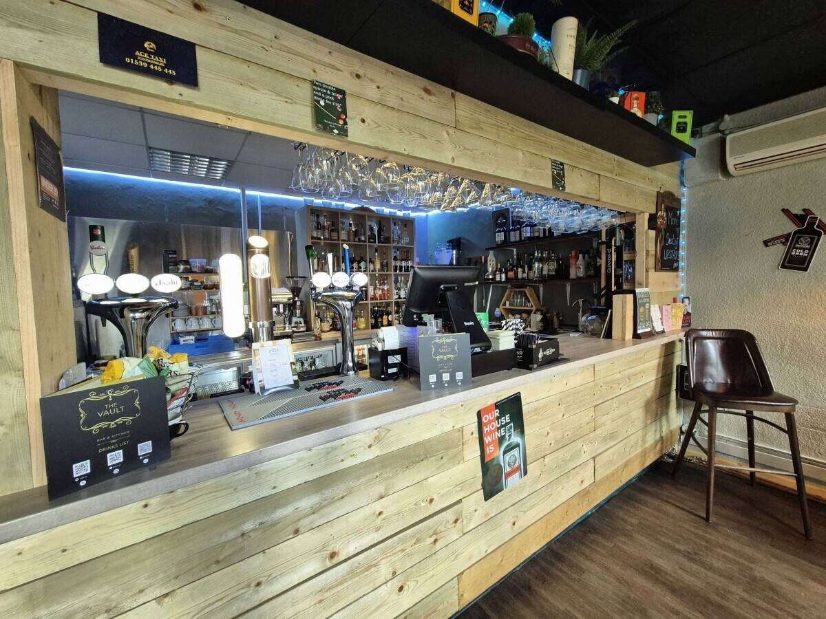 LAKE DISTRICT - STYLISH BAR AND KITCHEN IN TOURIST TOWN