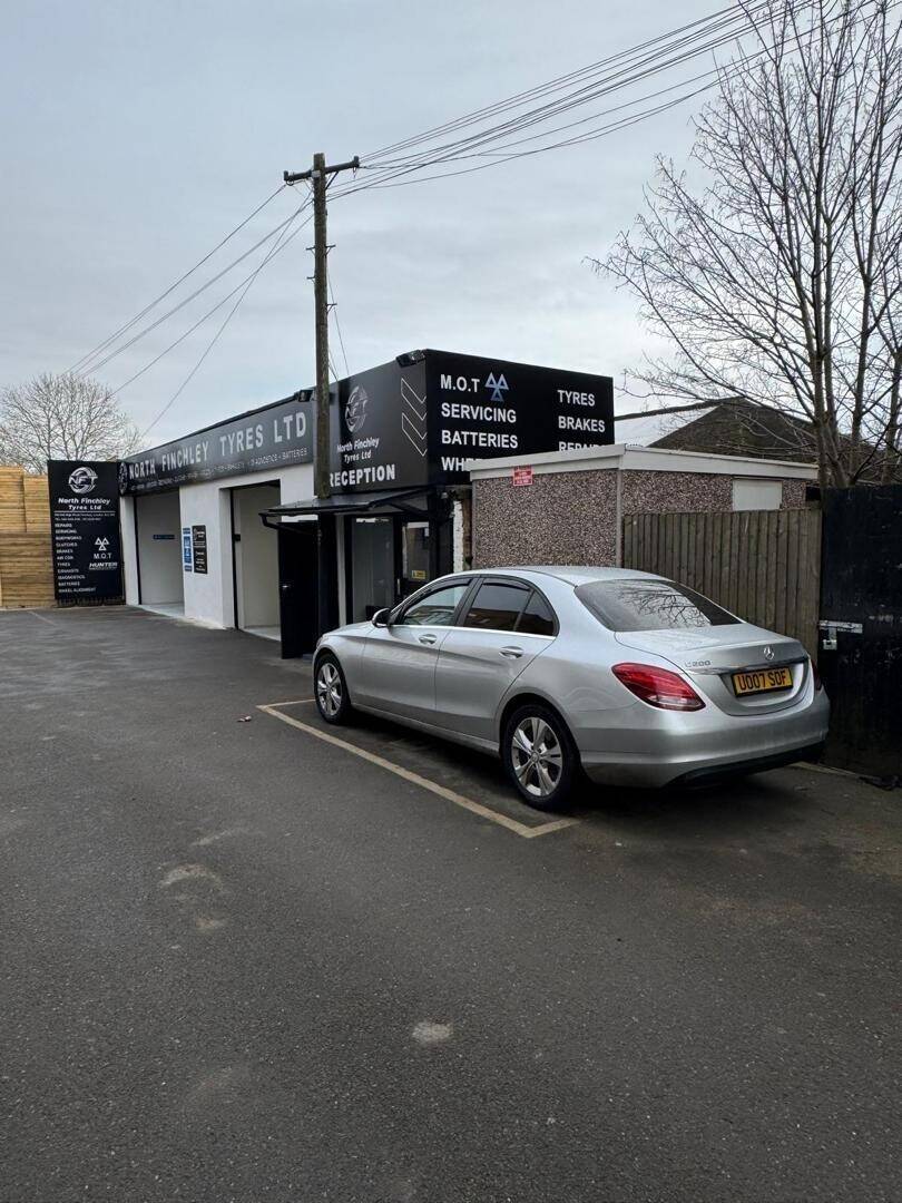 Established MOT centre, Fully equipped workshop, Tyres and Hunter Wheel Alignment Photo 7