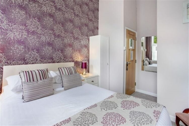 Elegant Victorian 12-bedroom hotel set on the English Riviera For Sale in Torquay