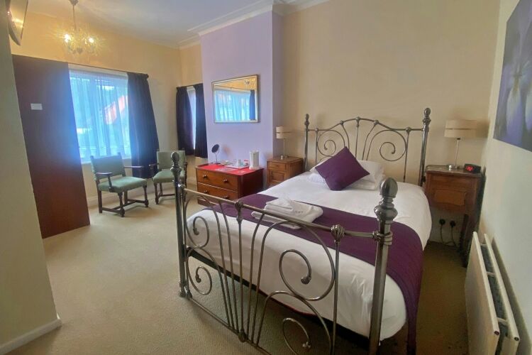Home & Income B&B with South Facing Garden in the Very Sought-After Alum Chine Photo 8
