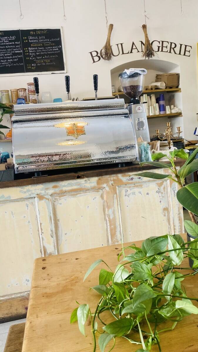 Vintage vibes caf&eacute; and cakes for sale