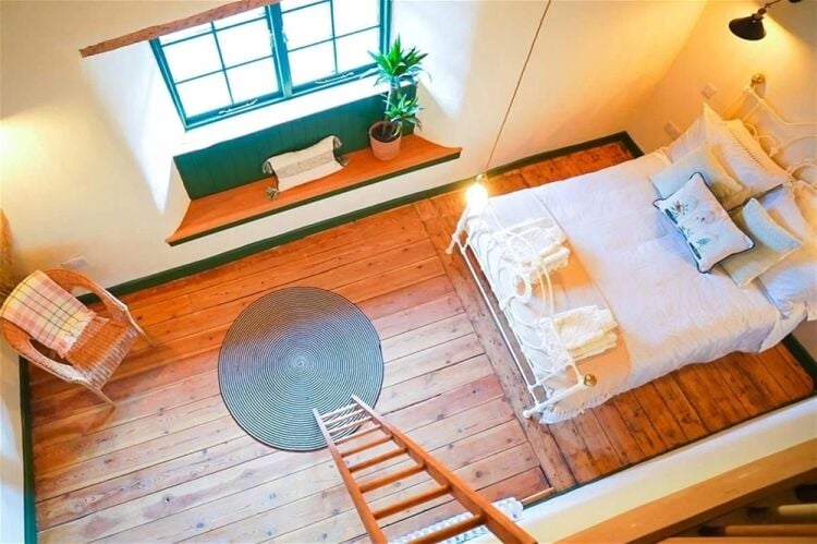 Historic Riverside Thatched Inn Reimagined as a Private Retreat For Sale in Tiverton Photo 8