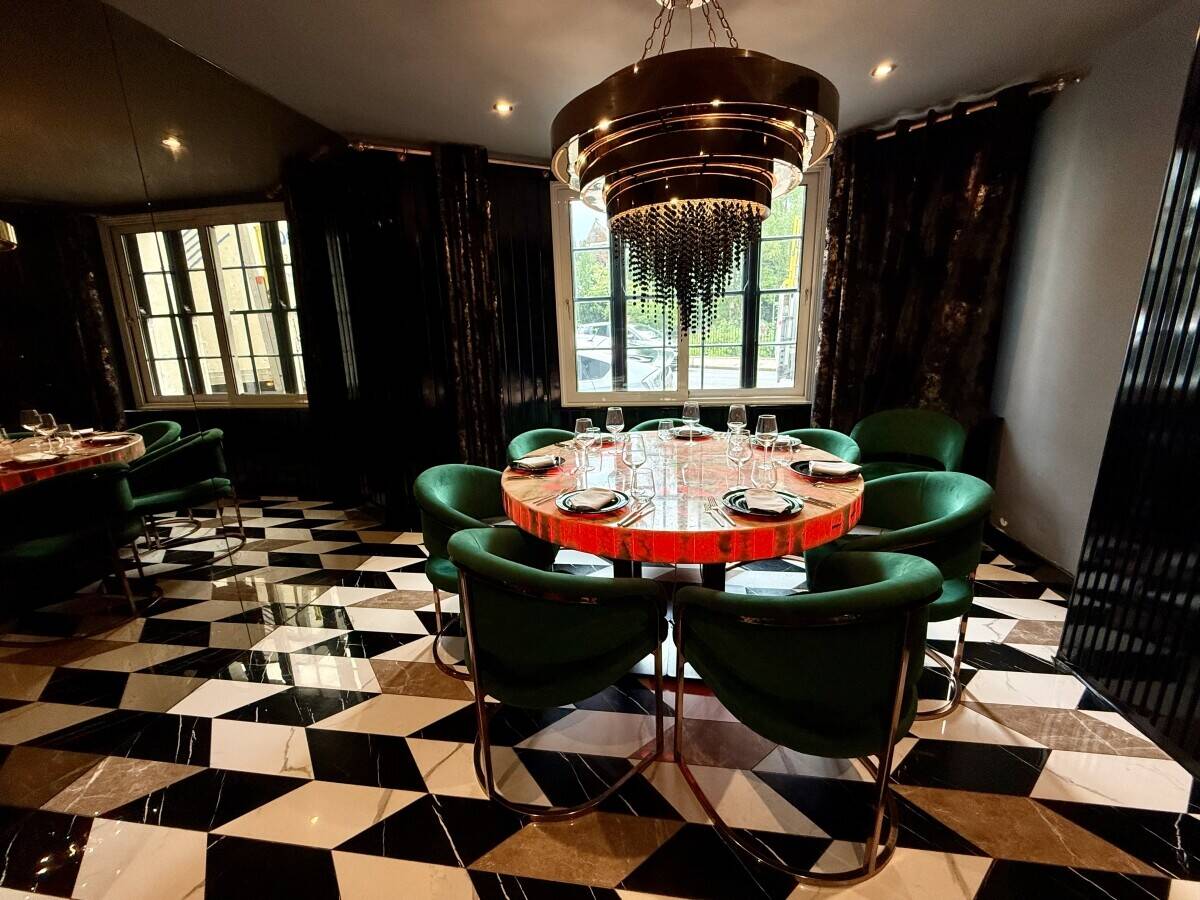 Restaurant, Cocktail Bar & Shisha Lounge with Flats above for Sale in Buckinghamshire