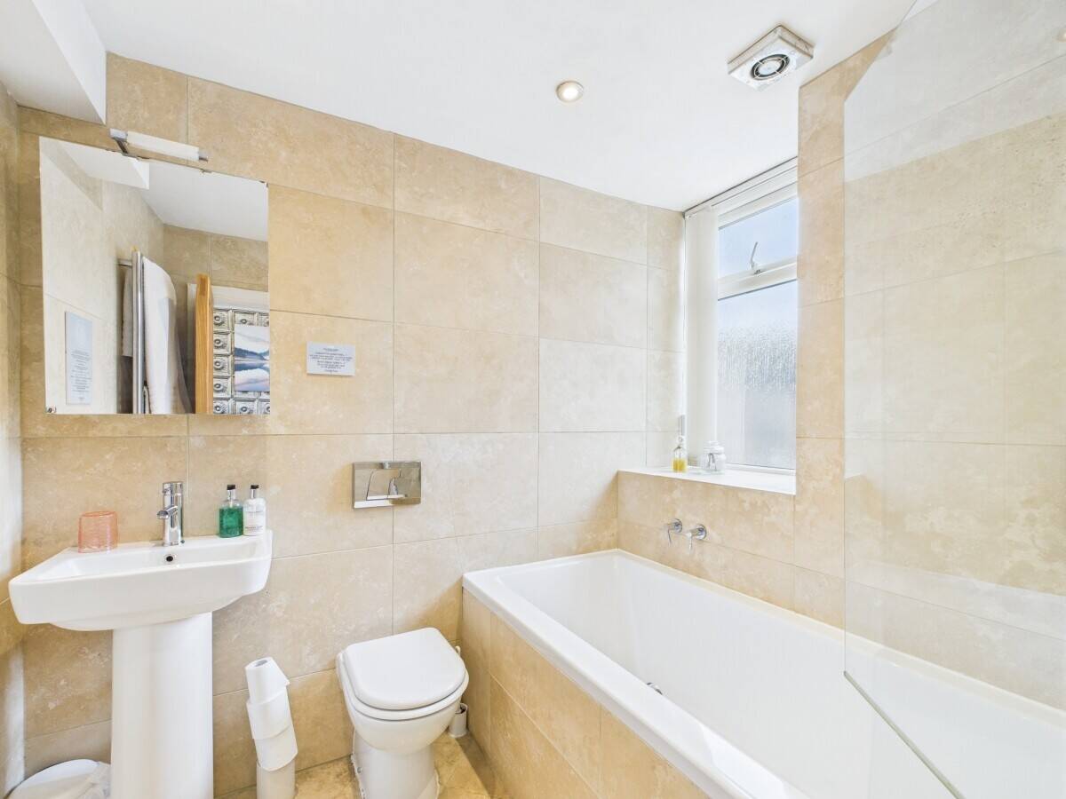 Superb  opportunity to acquire a 6 bed/6 bath & 1 bed annex guest house in Windermere Photo 8