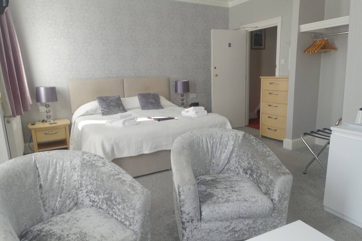 Immaculate Freehold Guest House Convenient Beach in Weymouth Photo 8