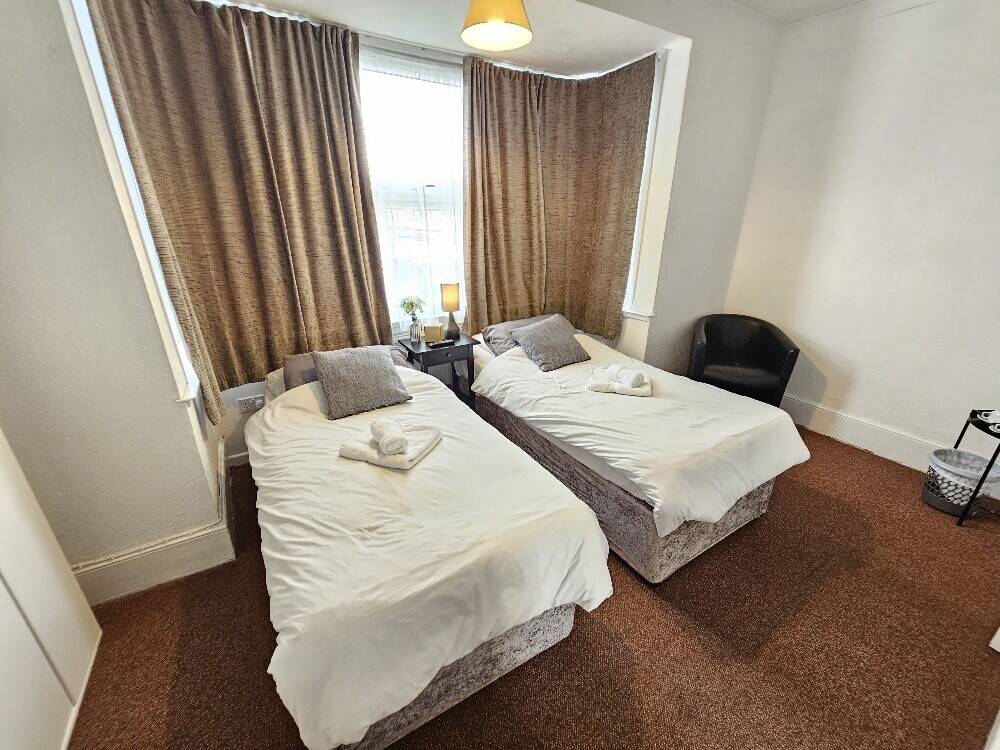 Established & Profitable Exeter Guest House With 6 Letting Bedrooms & Owners 1 Bedroom Accommodation