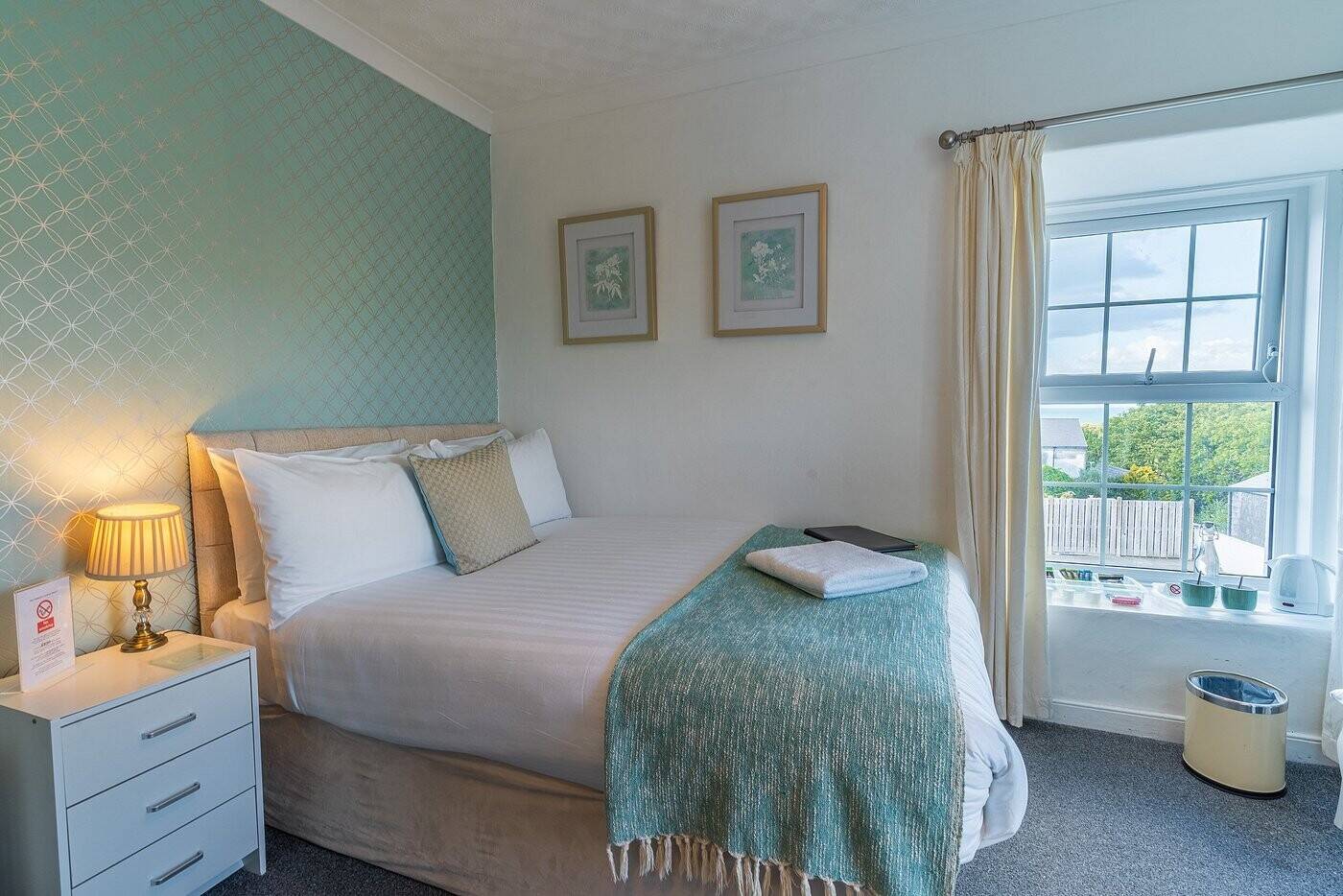 CARDIGANSHIIRE - COASTAL VILLAGE HOTEL WITH SEA VIEWS
