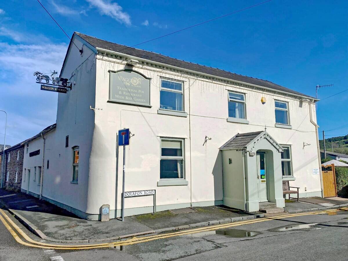 POWYS – WELL-APPOINTED FOOD LED PUBLIC HOUSE WITH EXCELLENT TRADE GARDENS IN BUSTLING MARKET TOWN Photo 8