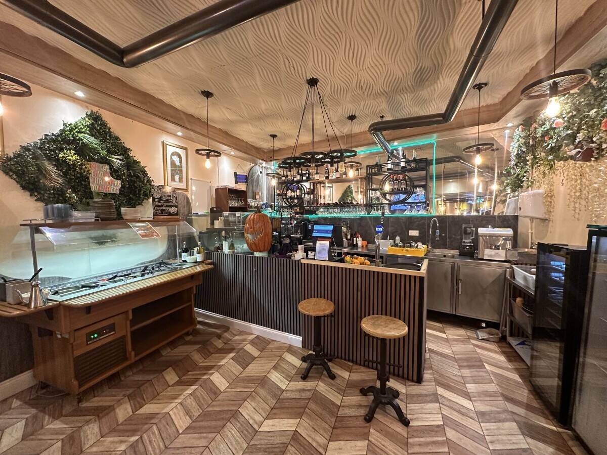 Highly Rated Cafe  Restaurant Prime Central Worthing Location