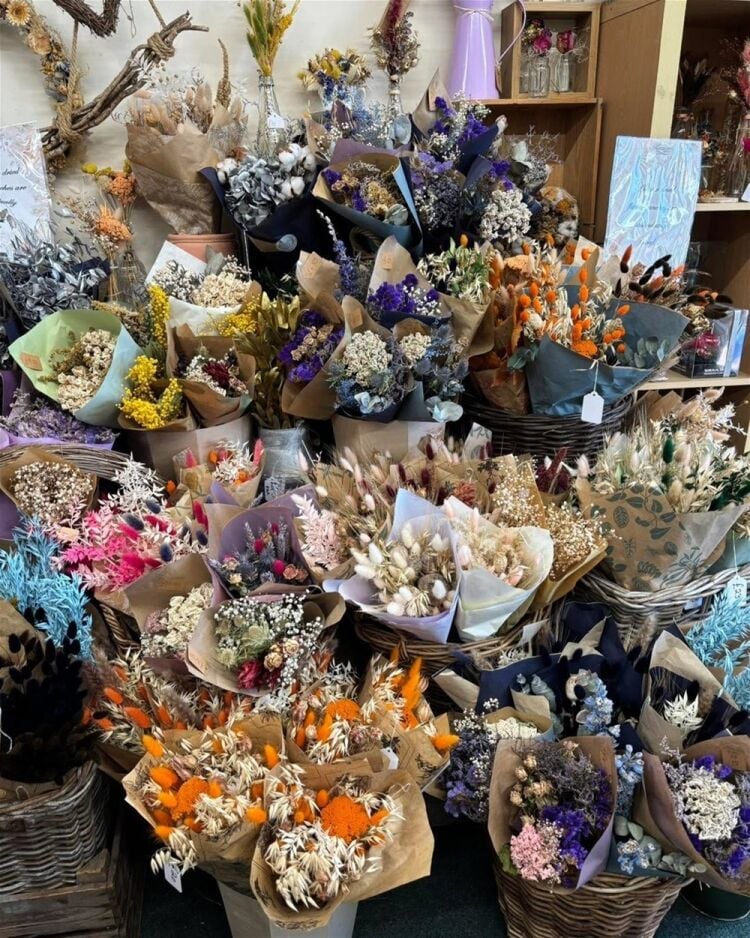 AN ESTABLISHED FLORIST Photo 8