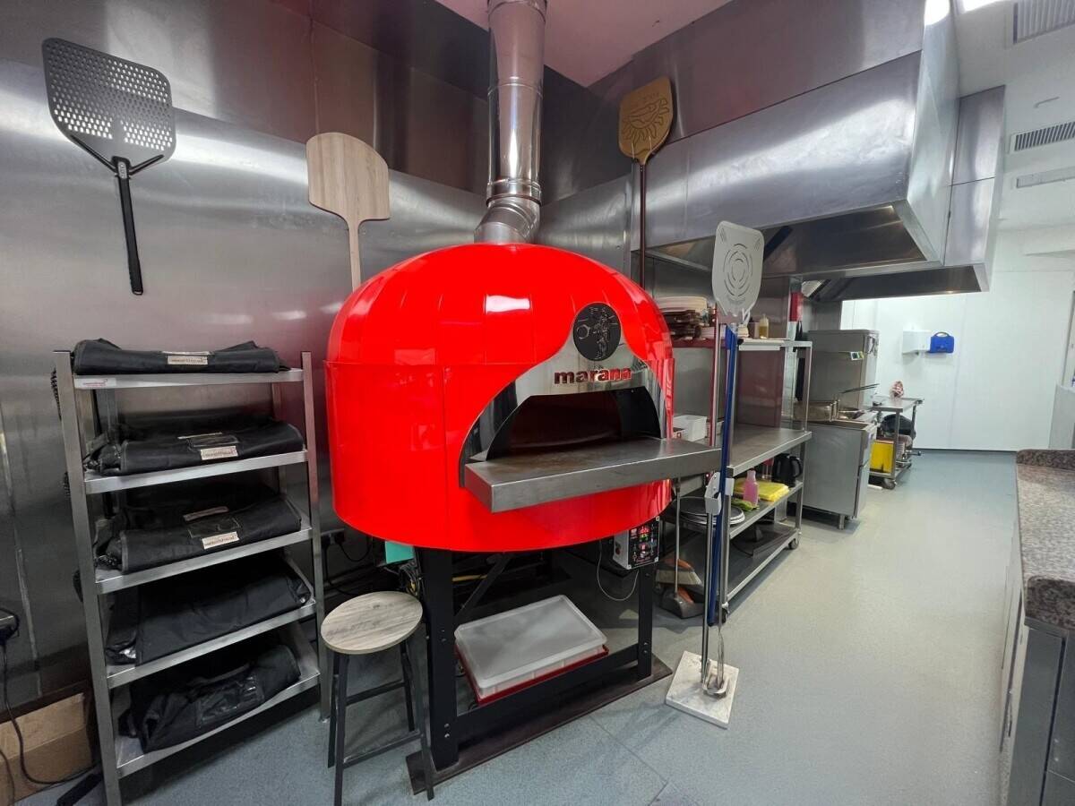 Quality Neapolitan Pizza Takeaway with some seating located in Edinburgh (ref 1781)