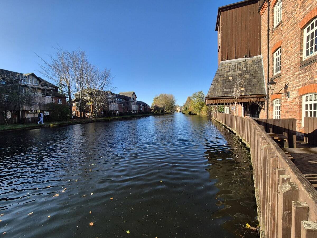 GREATER MANCHESTER - STUNNING CANAL SIDE PUBLIC HOUSE Photo 8