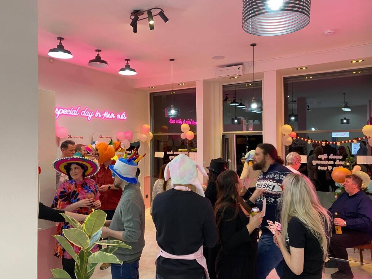 Unique Photobooth Cafe franchise (Life4Cuts)