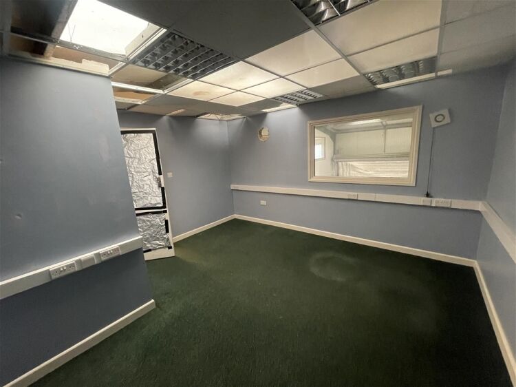 Light Industrial Unit with Mezzanine Offices For Sale in Ipplepen Photo 8