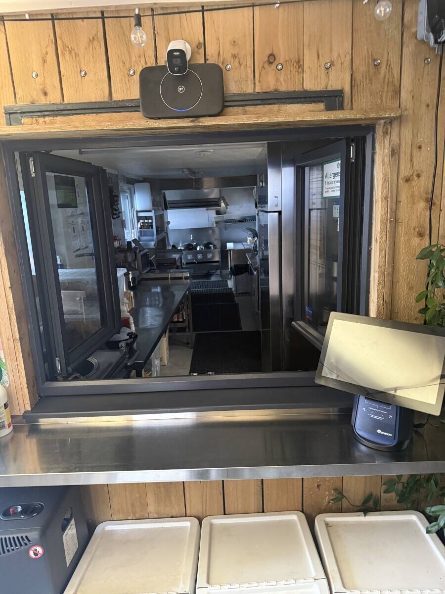 Alfresco Resturant/Takeaway in a very friendly Hub of Outlets