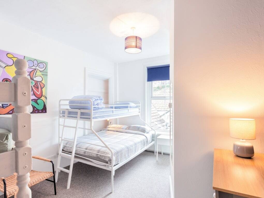 DEVON – INDEPEDENT TOWN CENTRE HOSTEL IN PICTURESQUE SEASIDE RESORT